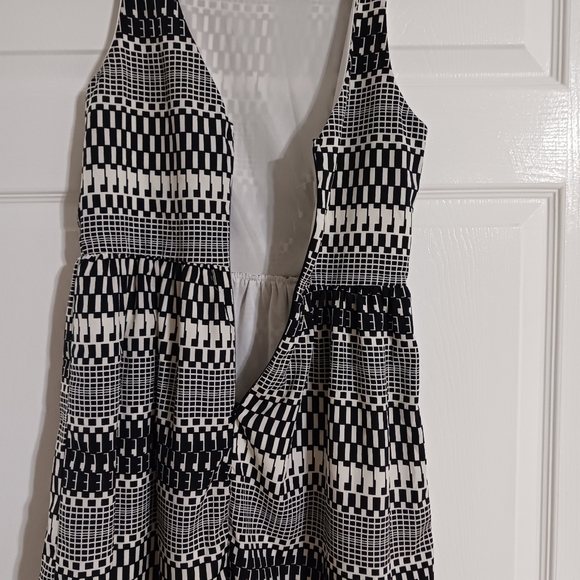 EUC High neck Sleeveless Skater Dress - Picture 3 of 7